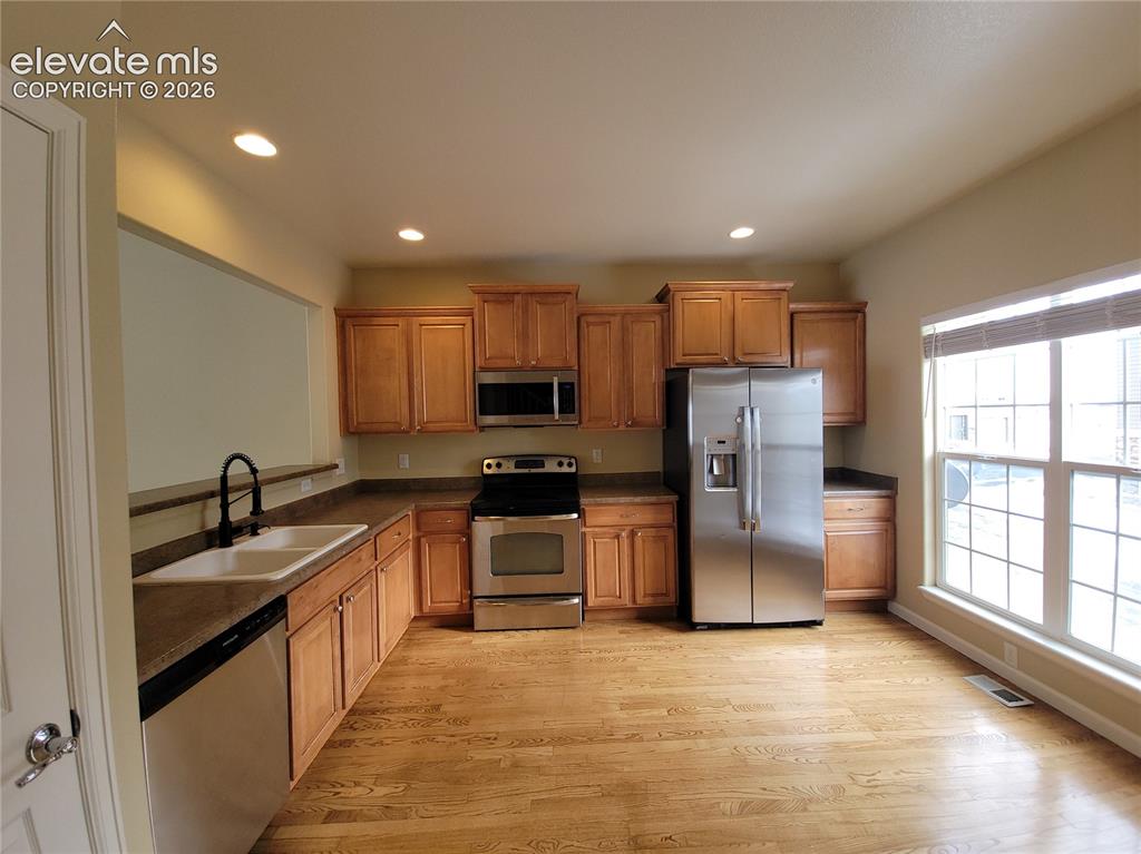 Image 3 of 19: Stainless Steel Appliances