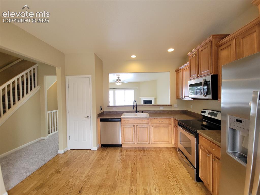 Image 4 of 19: Kitchen