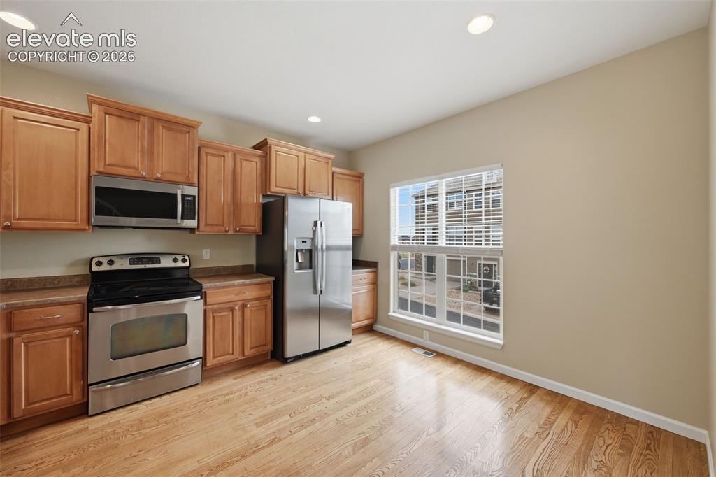 Image 7 of 23: Kitchen