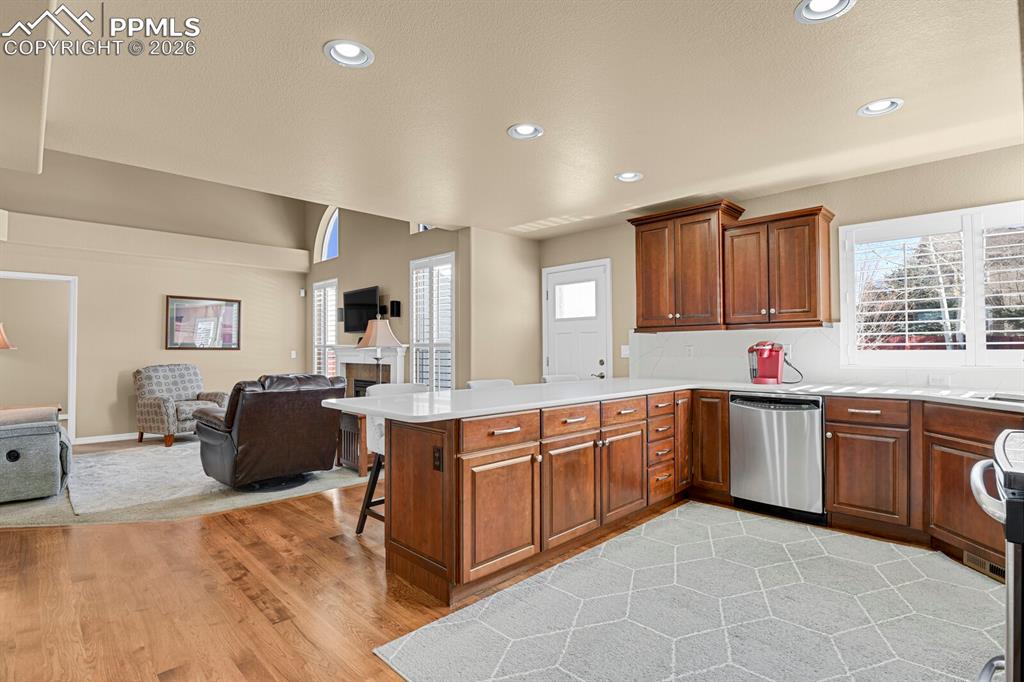 Image 13 of 50: Kitchen