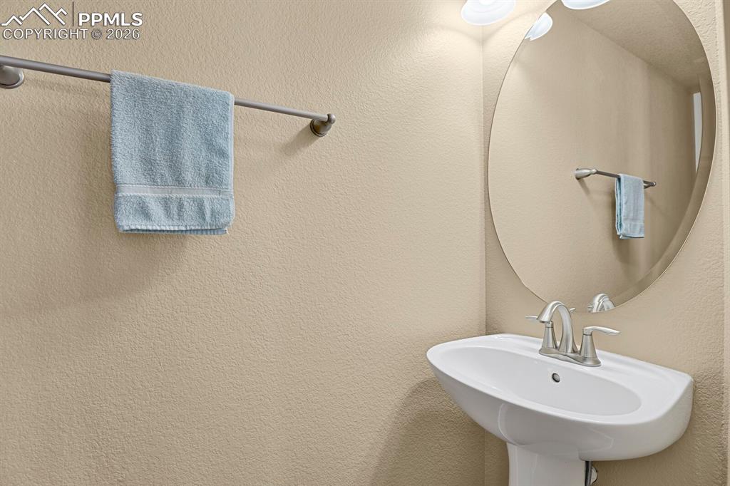 Image 21 of 50: Bathroom