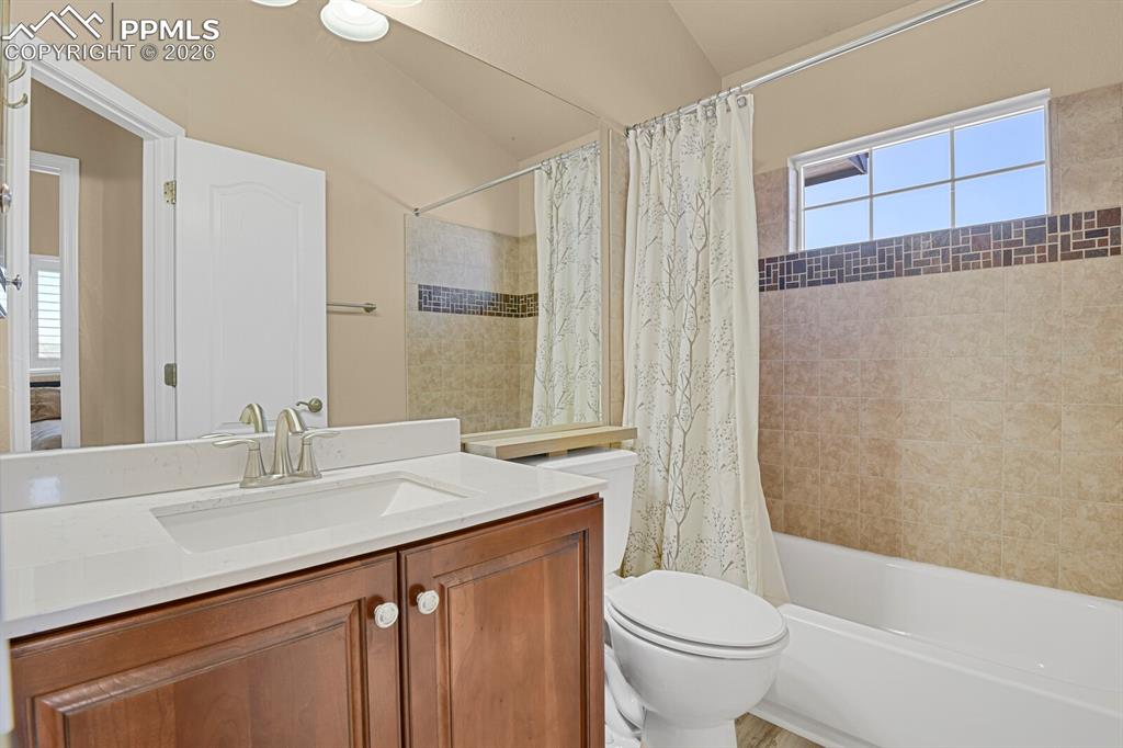 Image 31 of 50: Bathroom