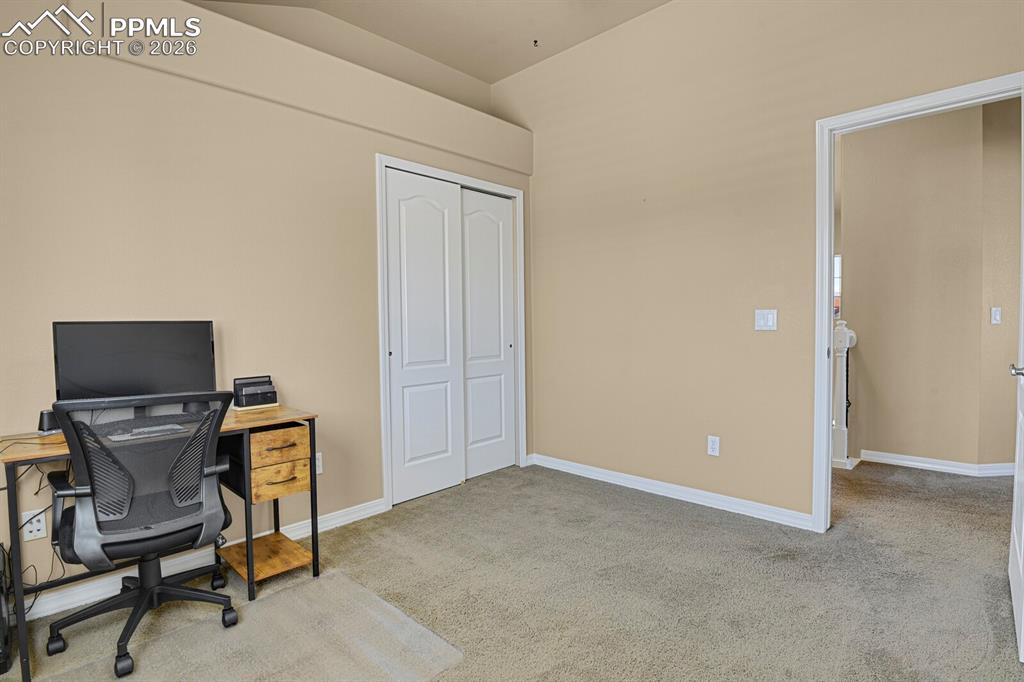 Image 33 of 50: Office