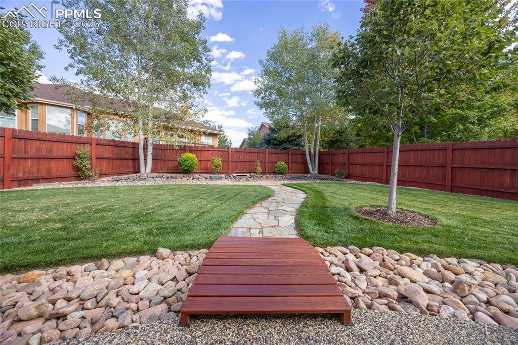 Image 40 of 50: Yard