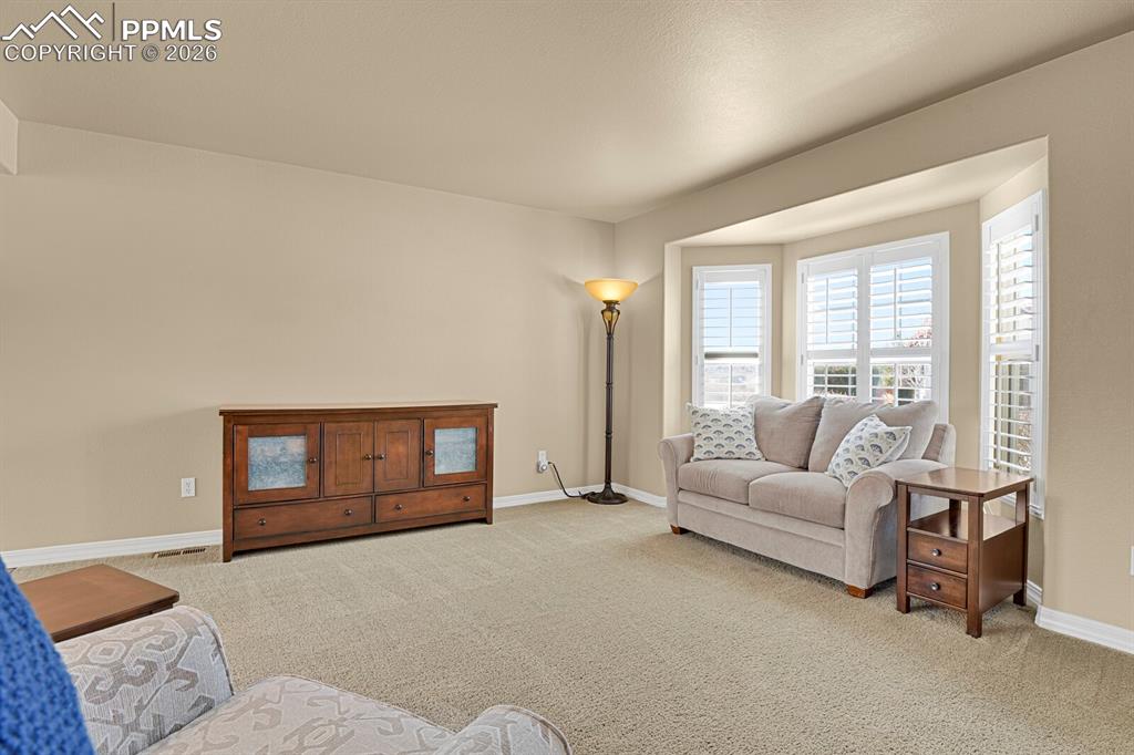 Image 7 of 50: Living Room