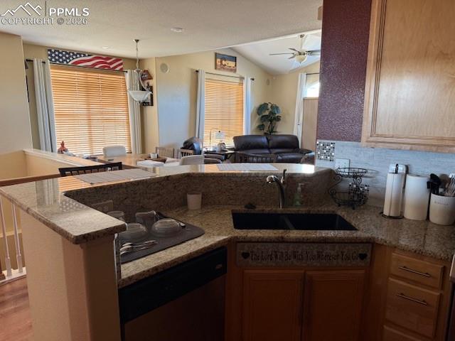 Image 5 of 9: Kitchen