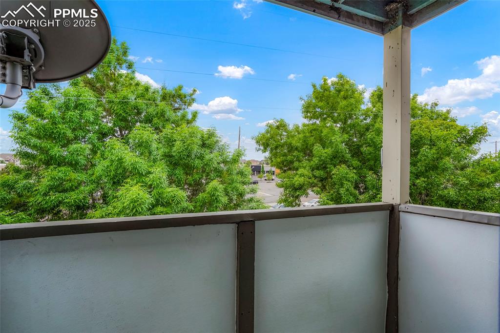 Image 11 of 18: Balcony