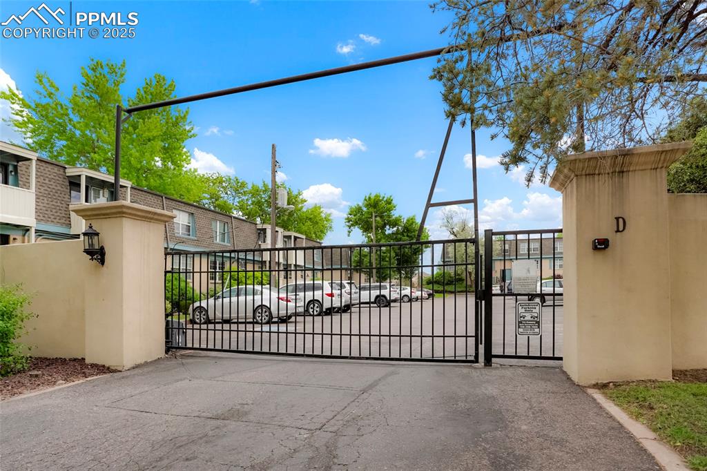 Image 4 of 18: Fence