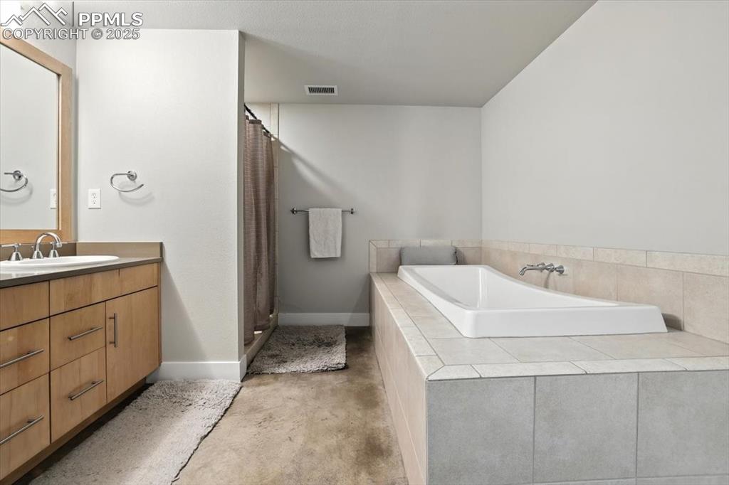 Image 17 of 29: Bathroom