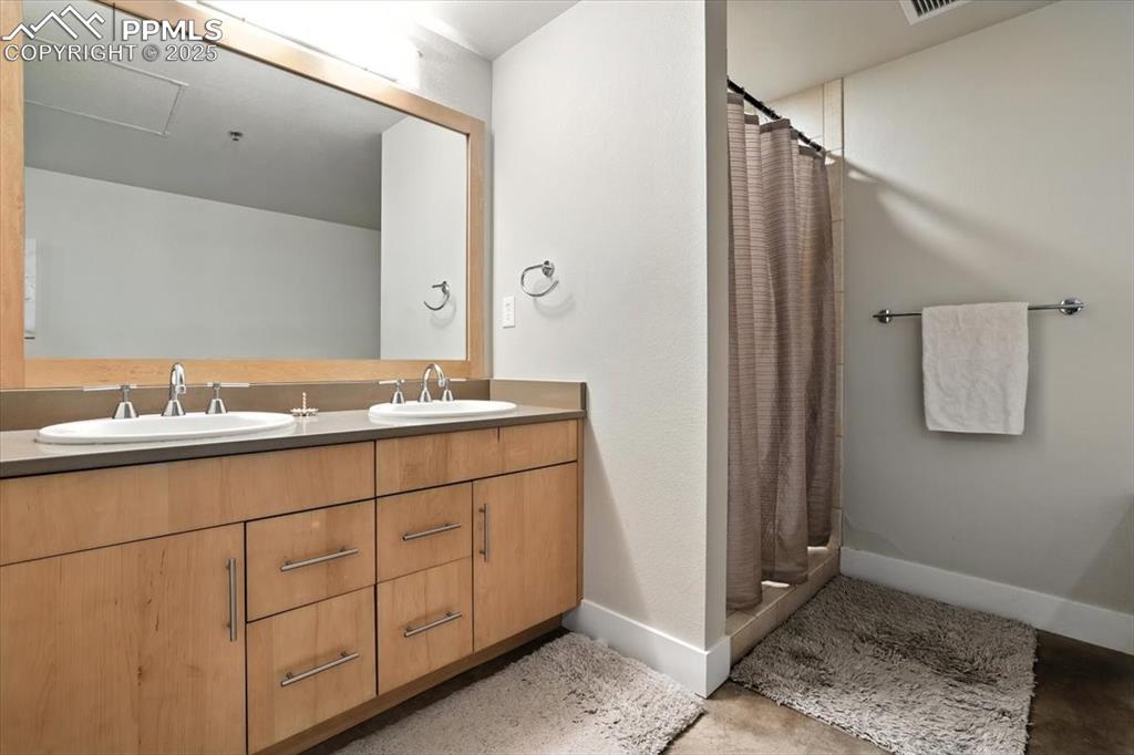 Image 18 of 29: Bathroom