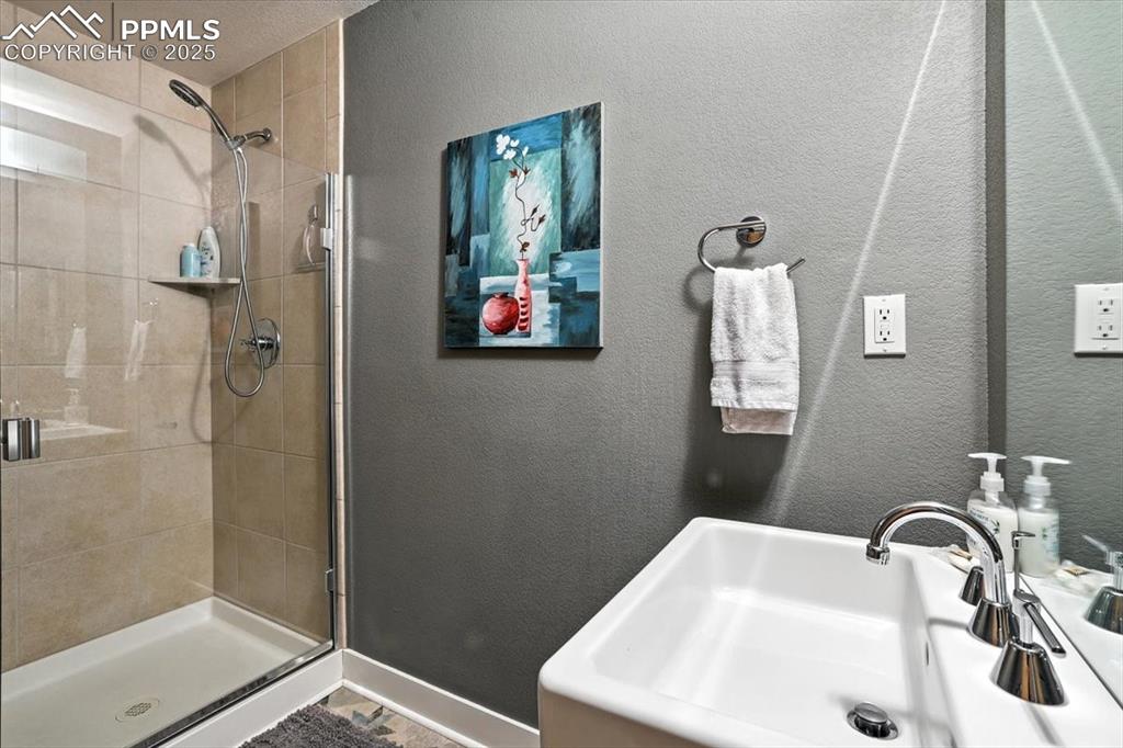 Image 21 of 29: Bathroom