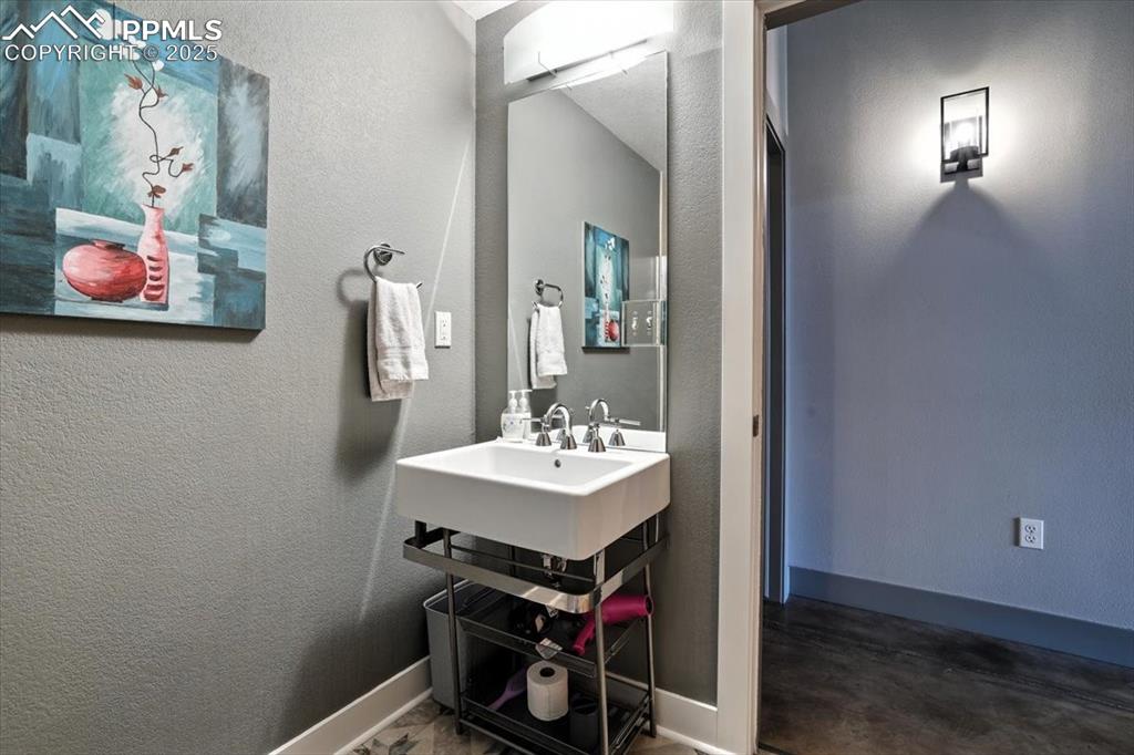 Image 22 of 29: Bathroom