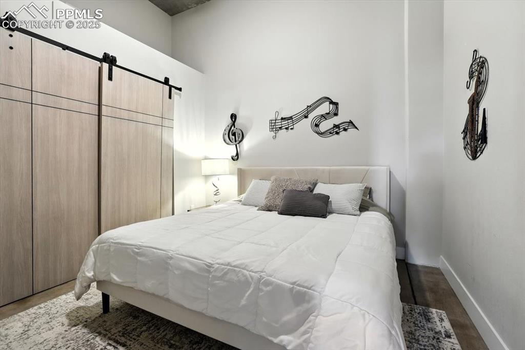 Image 24 of 29: Bedroom