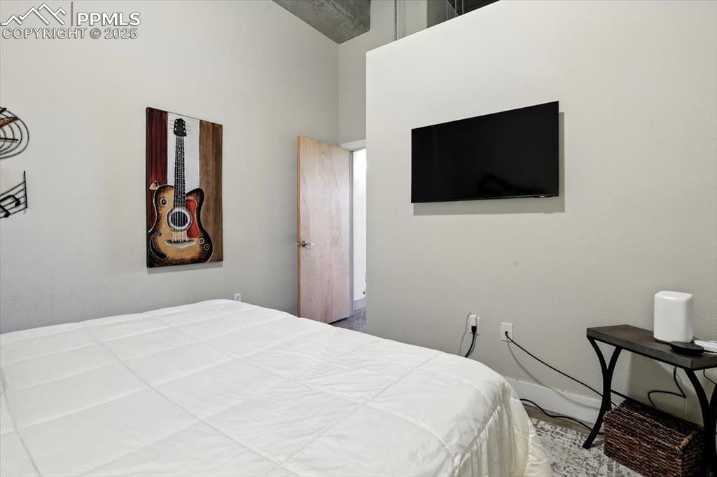 Image 25 of 29: Bedroom