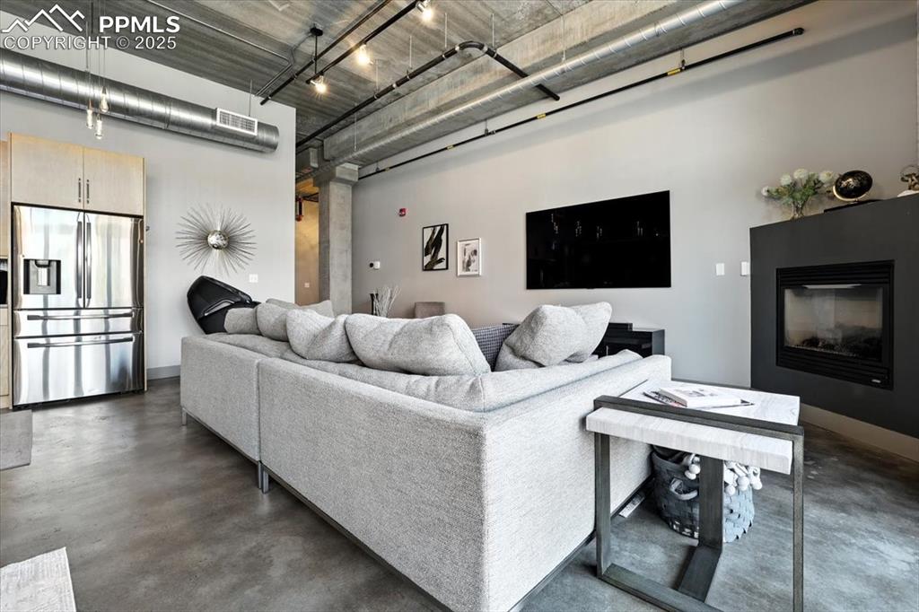 Image 3 of 29: Living Room