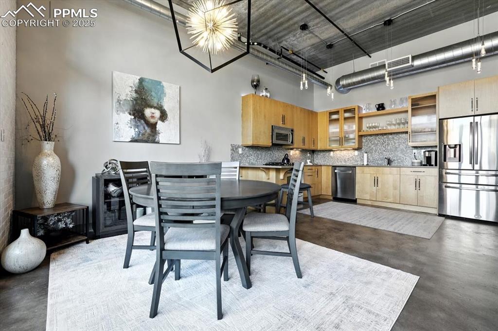 Image 6 of 29: Dining Area