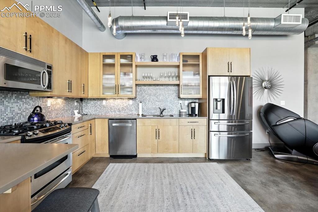 Image 8 of 29: Kitchen