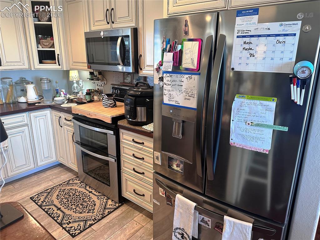 Image 22 of 48: All appliances to stay with home.