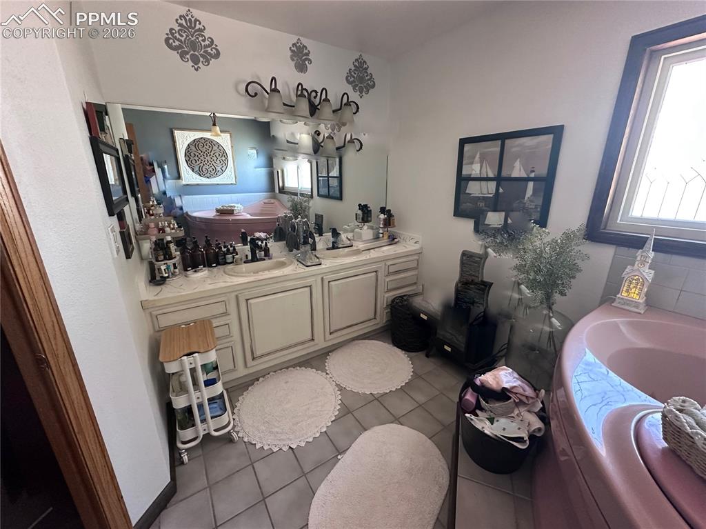 Image 31 of 48: Double sink and jetted hot tub on the right