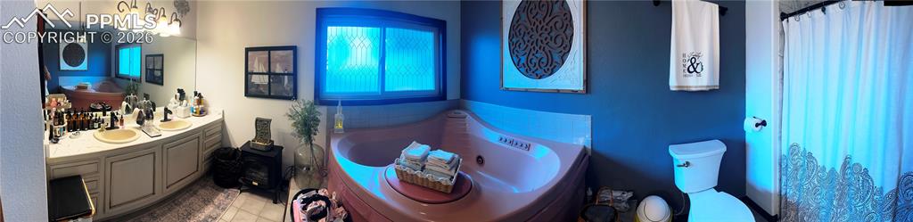 Image 33 of 48: Panorama of Main Bathroom.