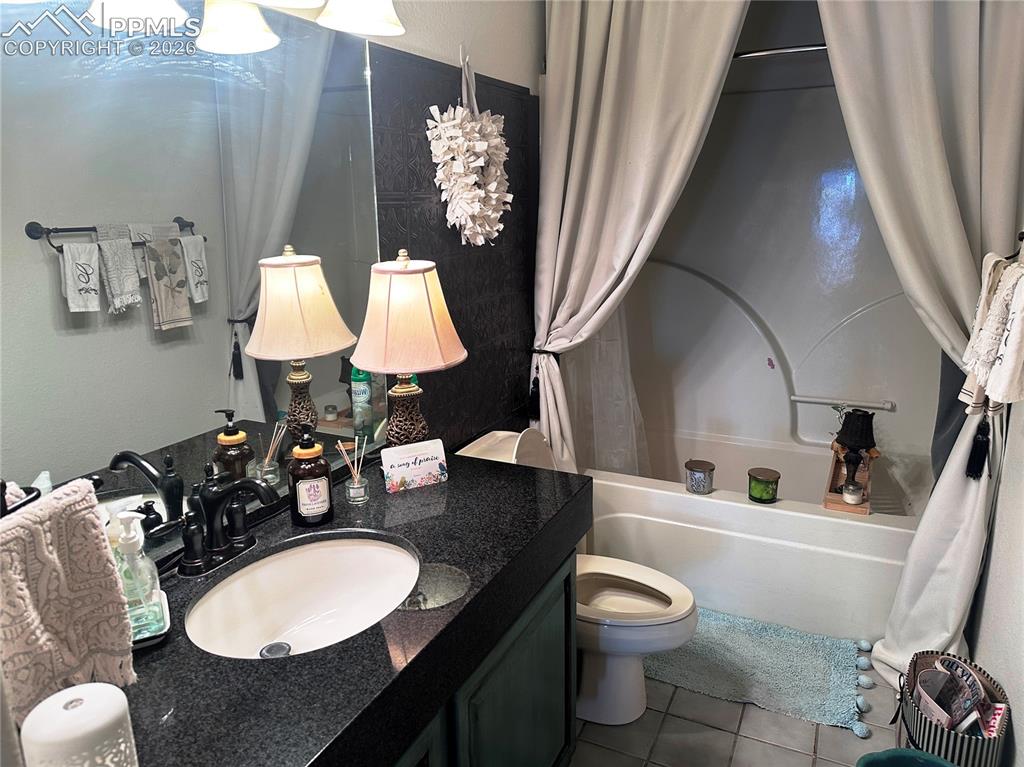 Image 35 of 48: Second bathroom.