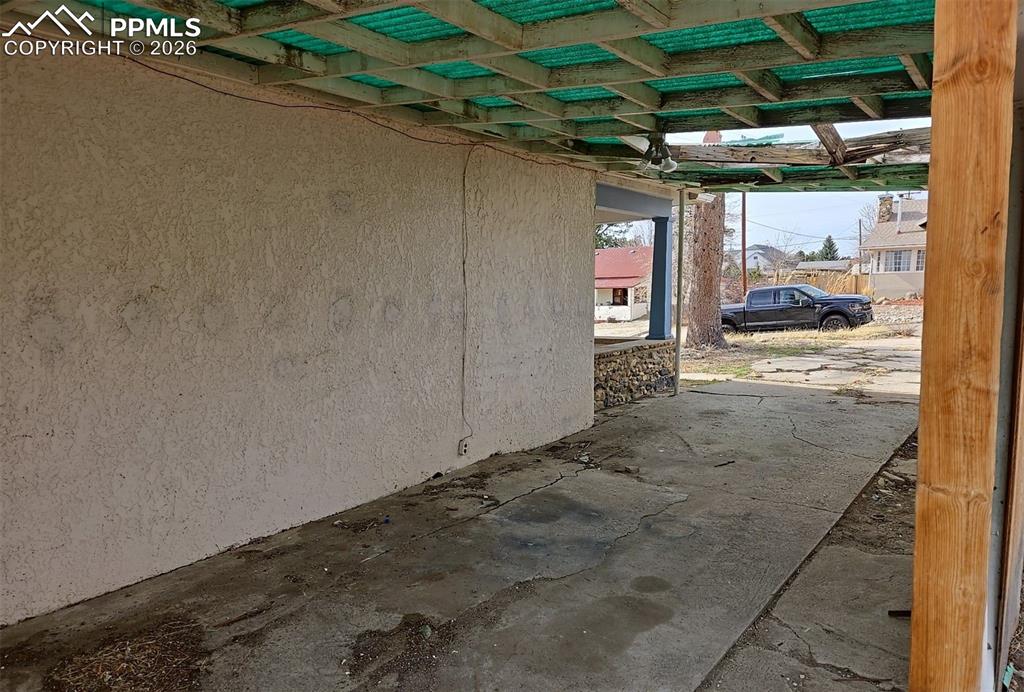 Image 16 of 47: Entry