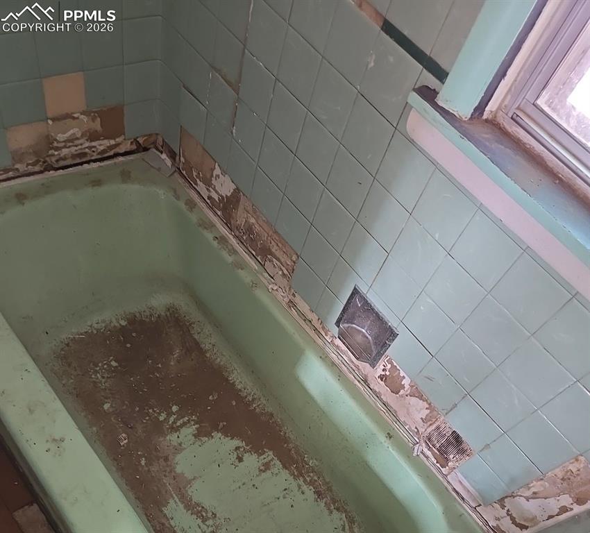 Image 27 of 47: Bathroom