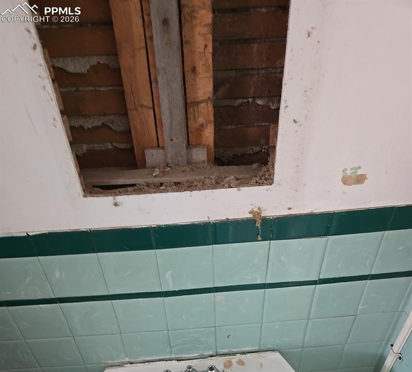 Image 29 of 47: Bathroom