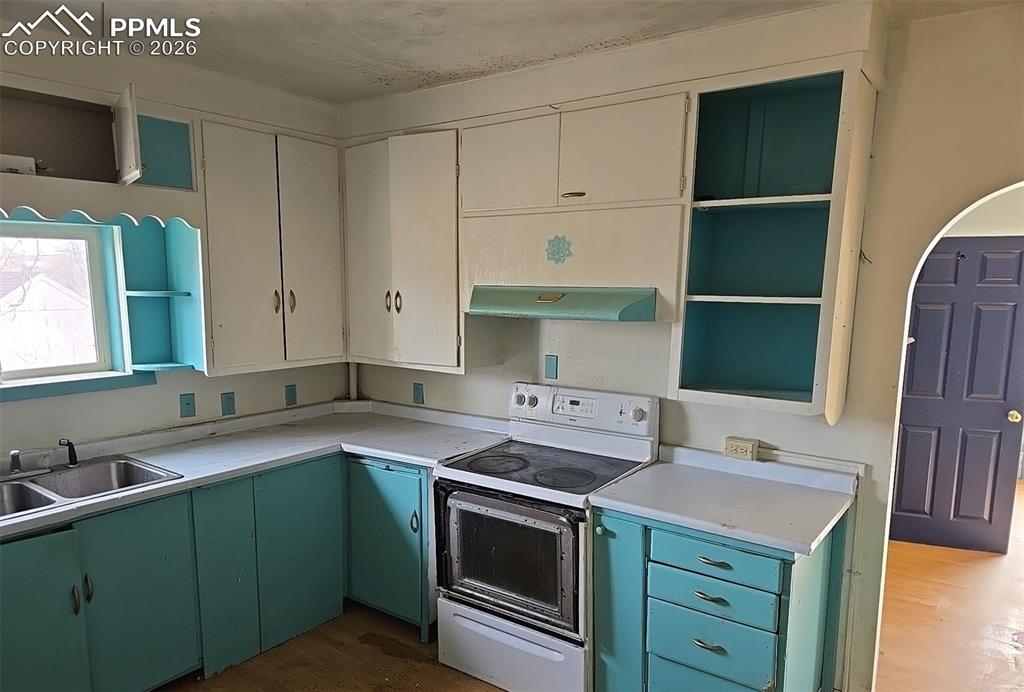 Image 35 of 47: Kitchen