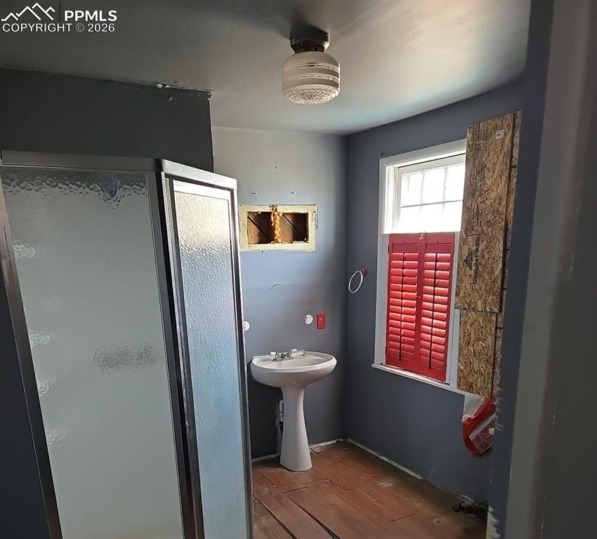 Image 44 of 47: Closet