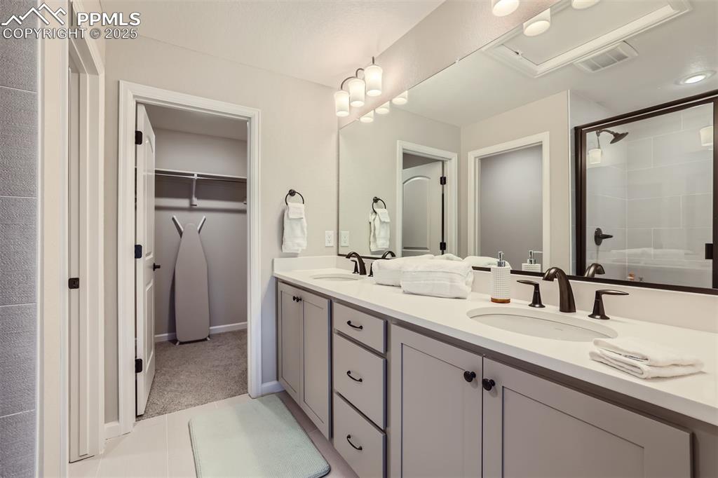 Image 11 of 16: En-Suite Bathroom