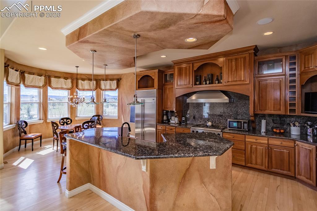 Image 18 of 50: Kitchen