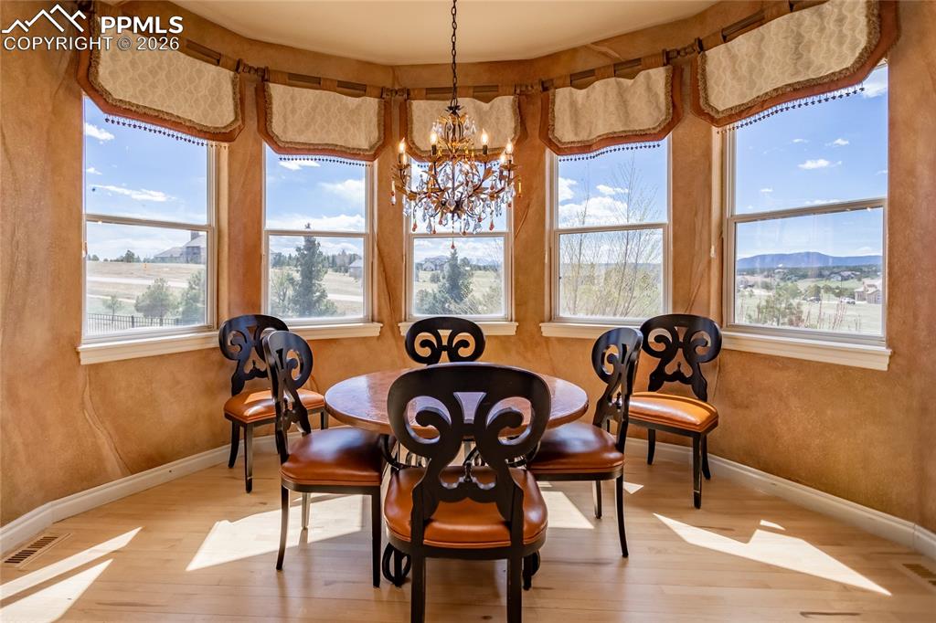 Image 20 of 50: Breakfast Area