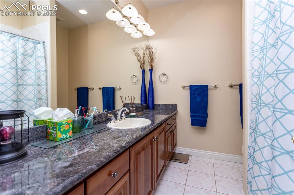 Image 28 of 50: Bathroom