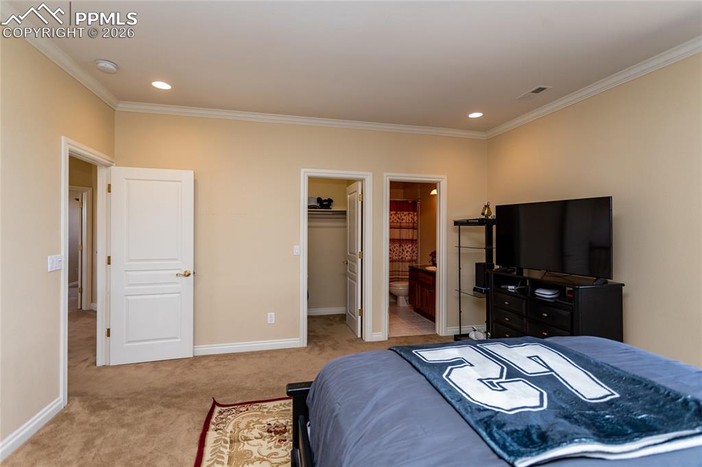 Image 30 of 50: Bedroom