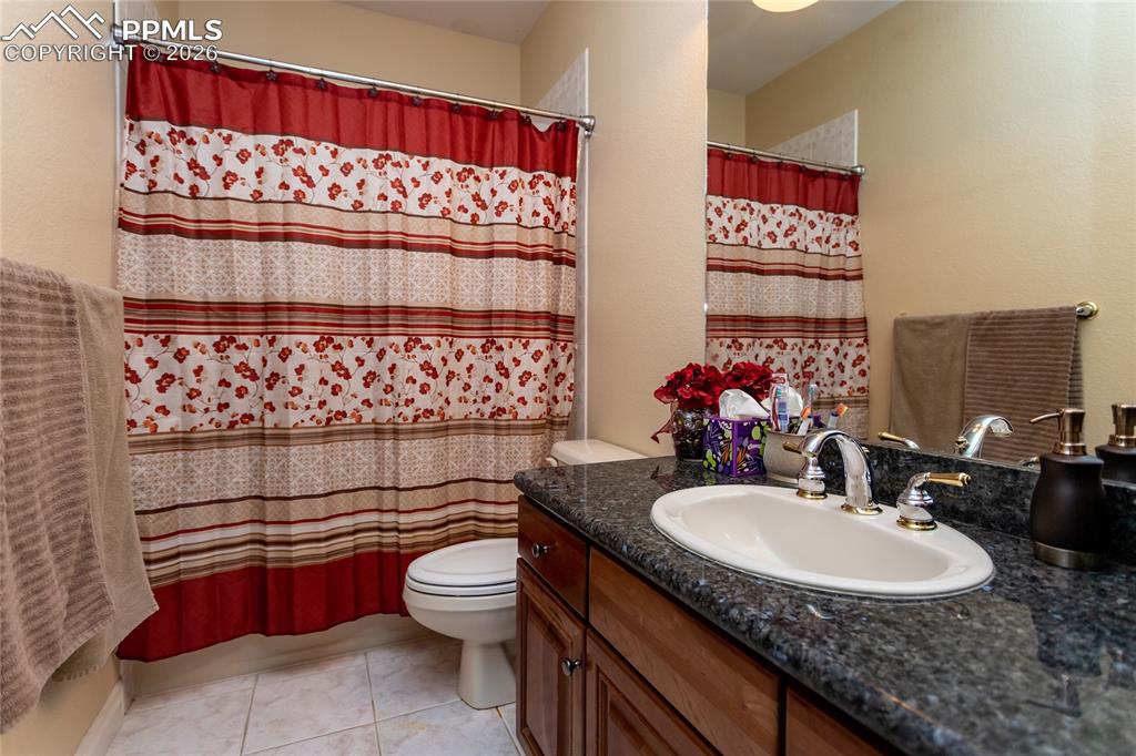 Image 31 of 50: Bathroom