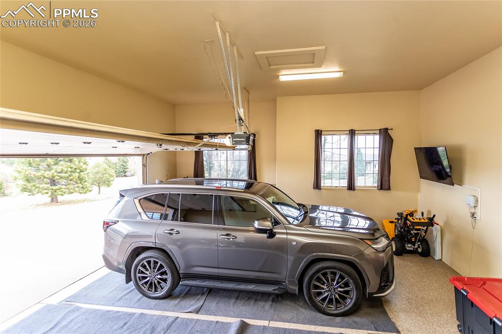 Image 48 of 50: Garage