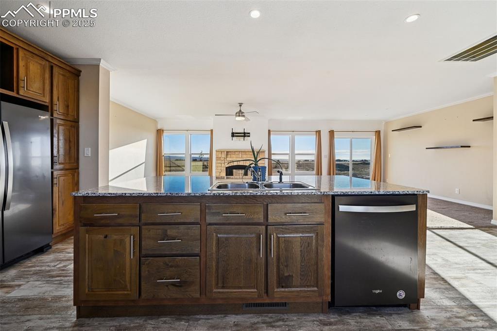 Image 10 of 49: Kitchen