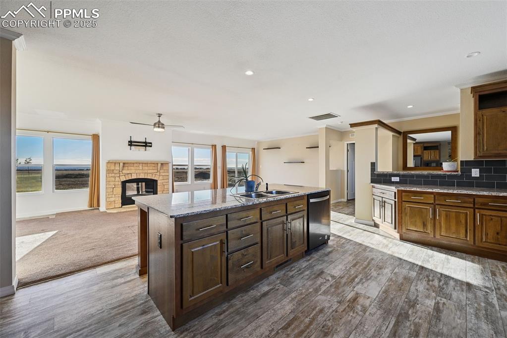 Image 12 of 49: Kitchen