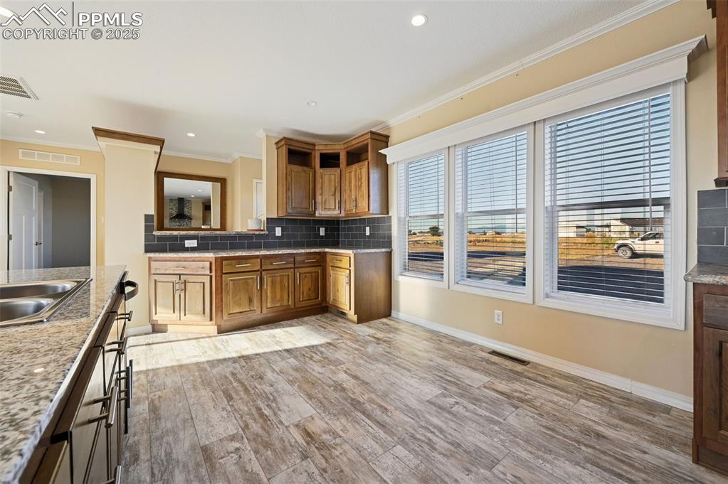 Image 13 of 49: Kitchen