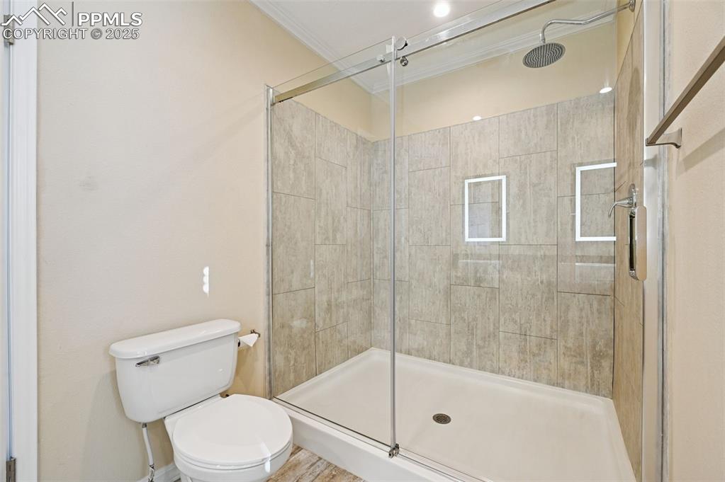 Image 19 of 49: Bathroom
