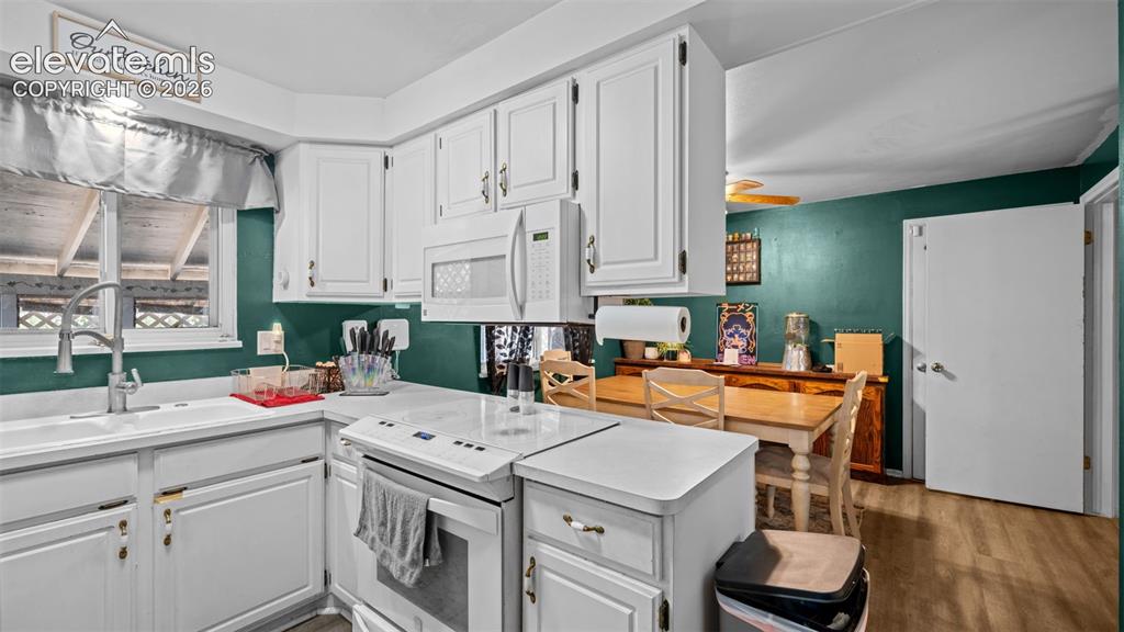 Image 10 of 27: Kitchen