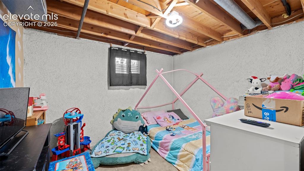 Image 15 of 27: Bedroom