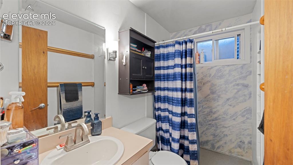 Image 16 of 27: Bathroom