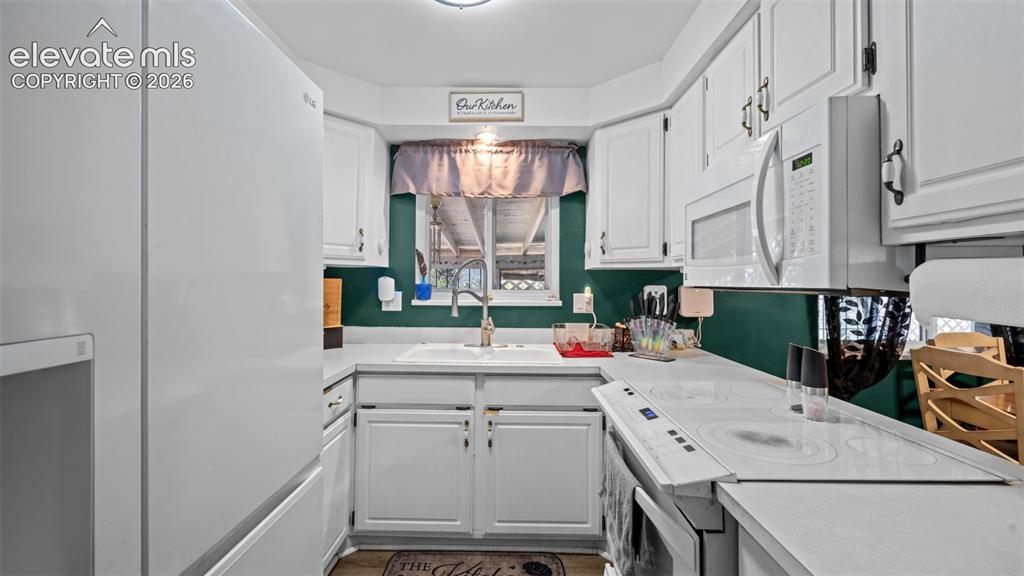 Image 8 of 27: Kitchen