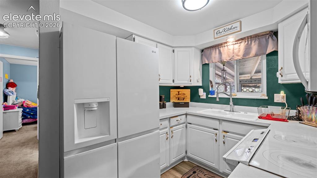 Image 9 of 27: Kitchen