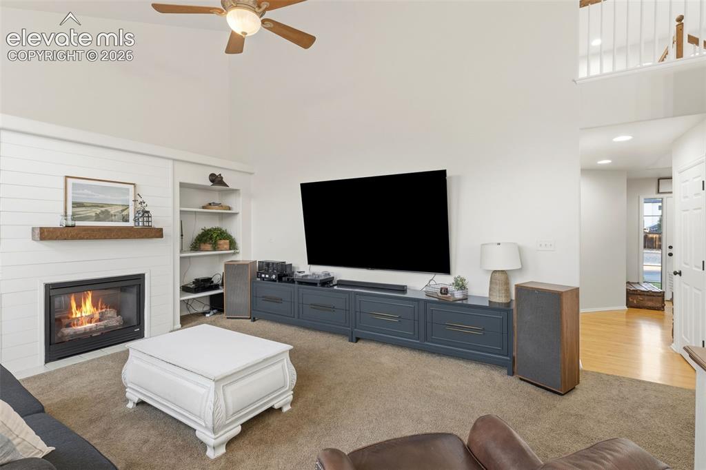 Image 21 of 46: Living Room