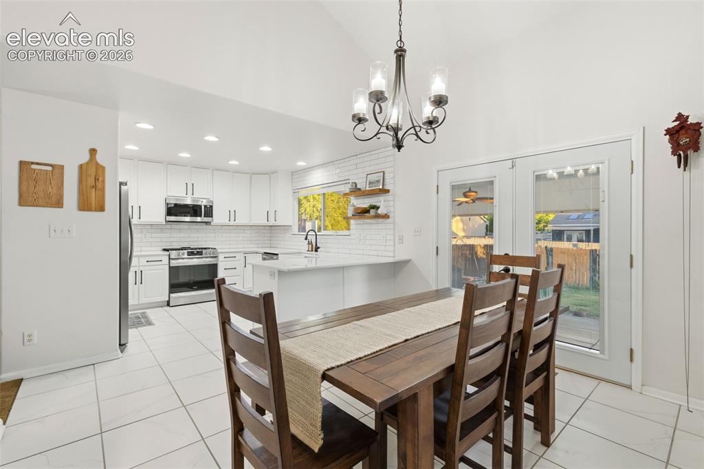 Image 23 of 46: Dining Area