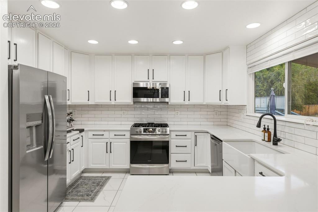 Image 26 of 46: Kitchen