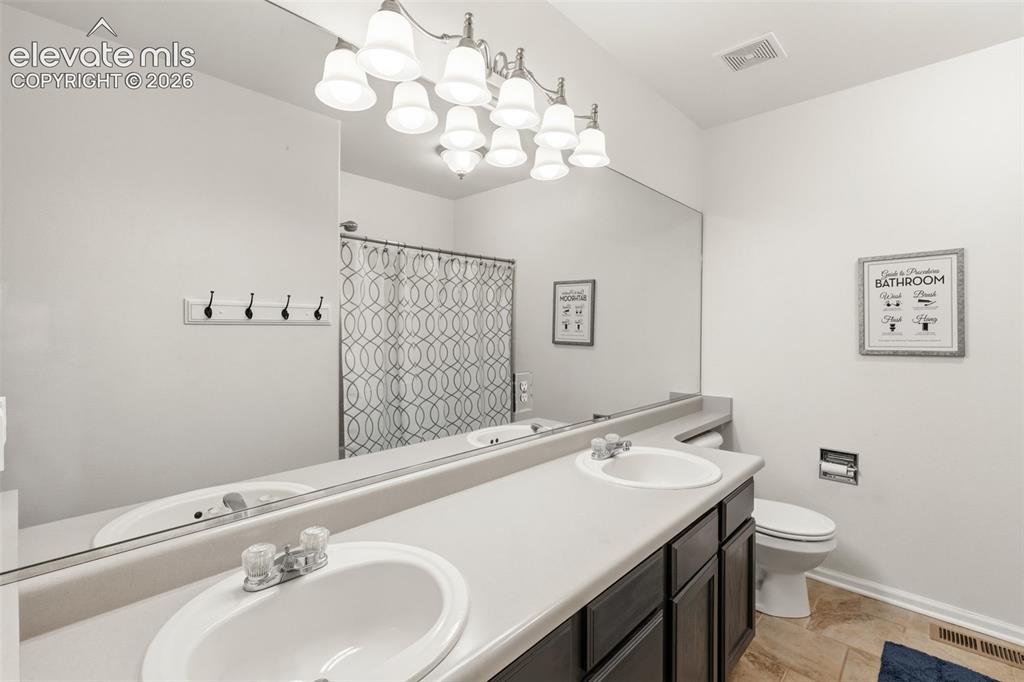 Image 35 of 46: Bathroom